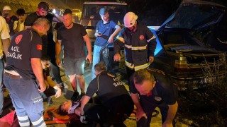 Minibüs ile Otomobil Çarpıştı: 4 Kişi Yaralandı