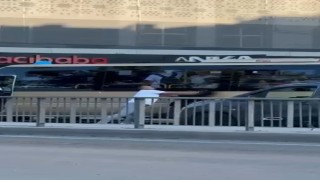 Minibüs şoförü yola atladı, korna çalan sürücüyü tekme tokat dövdü