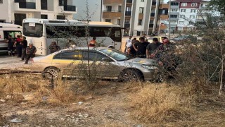 Minibüsle otomobil çarpıştı, yaya kaldırımındaki vatandaş yaralandı