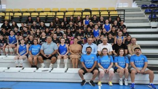 Minik voleybolcular başarı belgelerini Başkan Akından aldı
