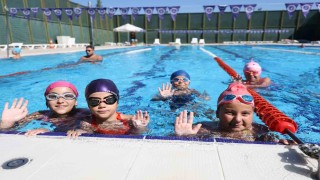 Minik yüzücülerin sertifika heyecanı