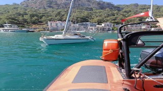 Motor arızası yapan ve sürüklenen yelkenli tekne kurtarıldı