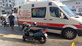 Motorlu bisiklet, araca çarpıp devrildi: Bisiklet sürücüsü yaralandı