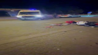 Motosiklet ile otomobil kafa kafaya çarpıştı