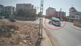 Motosiklet, minibüse ok gibi saplandı