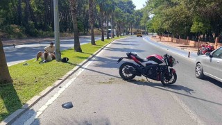 Motosiklet palmiye ağacına çarptı, sürücü yaralandı