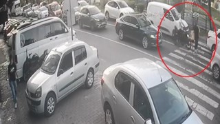 Motosiklet sürücüsü yaya geçidindeki kadına çarptı: 2 yaralı