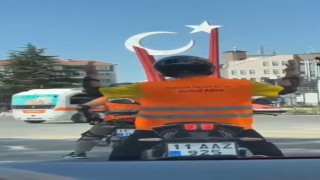 Motosiklet sürücüsünün müzik eşliğinde dans ettiği renkli anlar kamerada