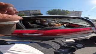 Motosiklet sürücüsünün sevmek istediği köpeklerin saldırısına uğradığı anlar kask kamerasında