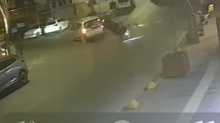 Motosiklet sürücüsünün takla attığı kaza güvenlik kamerasına yansıdı