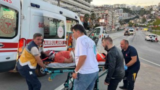 Motosiklet trafik levhasına çarptı: 1i ağır 2 yaralı