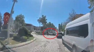 Motosikletin, dönüş yapan otomobille çarpıştığı kaza kamerada