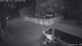 Motosikletin, minibüse ok gibi saplandığı kaza kamerada