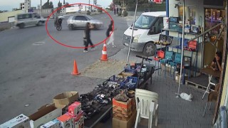 Motosikletin otomobile ok gibi saplandığı anlar kamerada