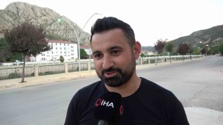 Motosikletiyle dolaşırken yılkı atlarıyla yarıştı