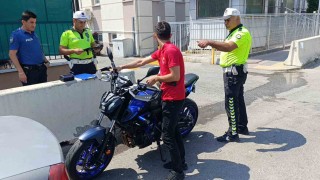 Motosikletle akrobatik hareketler yapıp sosyal medyasından paylaştı, ceza üstüne ceza yedi