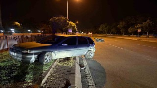 Motosikletle çarpışan otomobil refüje çıktı: 3 yaralı