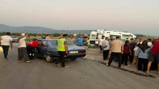 Motosikletle otomobil çarpıştı: 3 yaralı