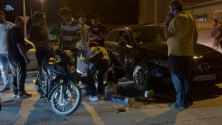 Motosikletle otomobile çarpan genç yaralandı