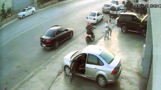 Motosikletle takip ettikleri şahsa kurşun yağdırdılar... Silahlı saldırı anı kamerada