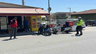 Motosikletli kurye, otomobille çarpıştı