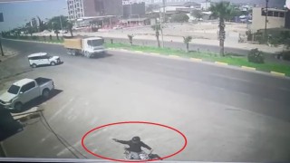 Motosikletli saldırgan iş yerine kurşun yağdırıp kaçtı: O anlar kamerada