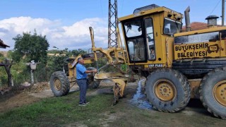 Muhtar, yol çalışması yapan iş makinesini kendi elleriyle yıkadı