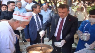 Muhtarlar 30 Ağustosta bin 500 kişiye aşure dağıttı