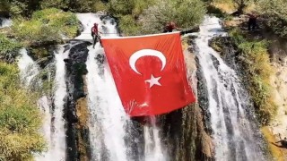 Muradiye Şelalesinde dev Türk bayrağı açıldı
