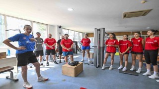 Muratpaşa Kadın Kadın Voleybol Takımı, lige çift antrenmanla hazırlanıyor