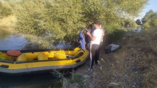 Muşta 3 kişi nehrin ortasında mahsur kaldı