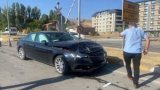 Muşta hemzemin geçitte kaza: 2 yaralı