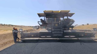 Muşta kırsal bölgelerin yolları sıcak asfaltla buluşuyor