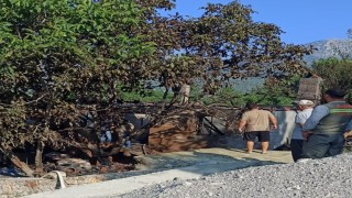 Müstakil ev alevler içinde kaldı, aile fertleri kendilerini camdan dışarı atarak kurtardı