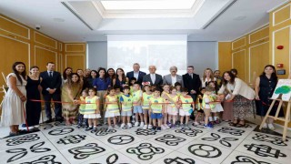 Müzeye çocuk eli değdi, kurdeleyi çocuklar kesti