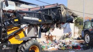 Nazilli Belediyesi çöp evi temizledi: 4 kamyon çöp çıktı