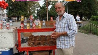 Nefesi türkülere yetmedi, Tarihi Köprüde simit satıyor