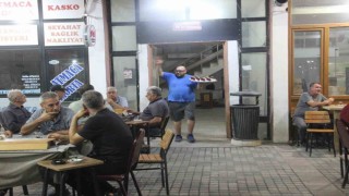 Neşeli garson fenomen oldu