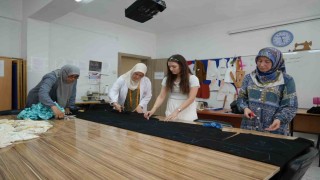 Niğdeli kursiyerler Gazzeli çocuklar için binlerce kıyafet dikti