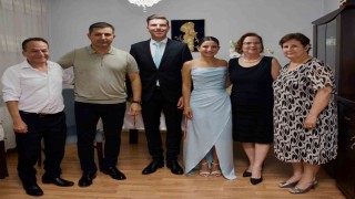 Nişan yüzüklerini Başkan Günel taktı