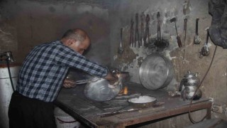 Ocakbaşında büyüyen kalay ustası mesleğini yaşatmaya çalışıyor
