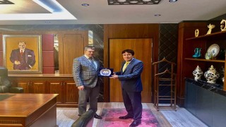 Odunpazarı Kaymakamı Ömer Uluya plâket takdimi