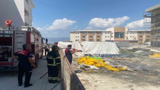 Okul inşaatında yakılan ateş ekipleri harekete geçirdi