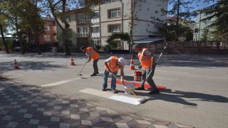 Okul önlerindeki çizgi ve yaya geçişleri boyandı