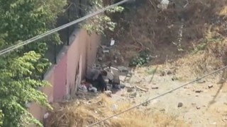 Okul önünde uyuşturucu kullanırken önce kameralara, sonra polise yakalandılar