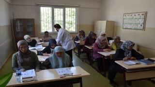 Okuma yazma kursu öğrenmenin yaşının olmadığını gösteriyor