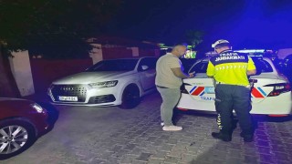 Ölüdenizde trafiği tehlikeye düşüren yabancı plakalı araç cezadan kurtulamadı