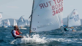 Olympos Regattada genç yelkenciler dalgalara meydan okudu