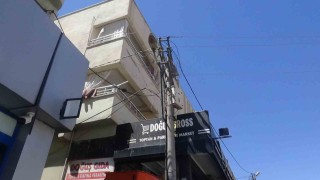Onarmak için çıktığı elektrik direğinde akıma kapılarak yere çakıldı