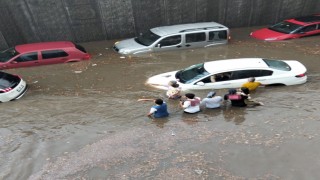 Onlarca araç ve vatandaş göle dönen alt geçitte mahsur kaldı